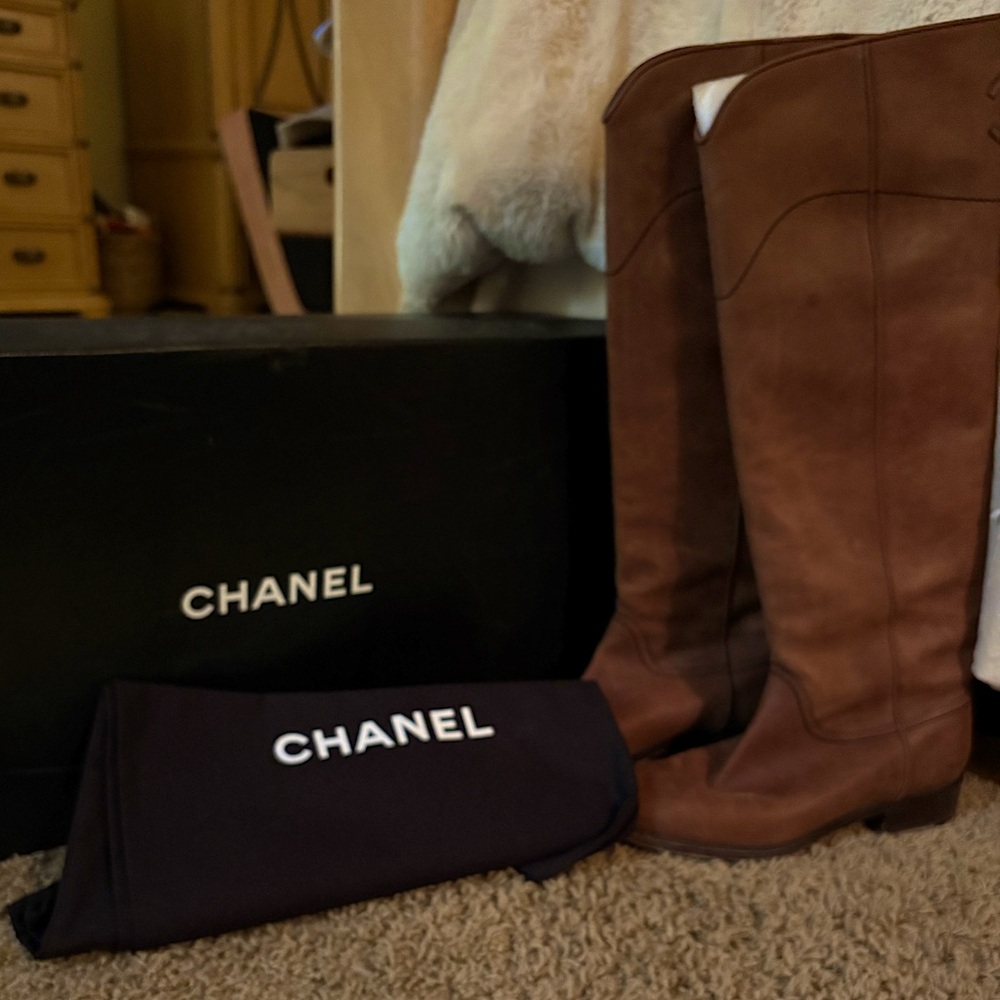 CHANEL CC CLAIR LEATHER TALL RIDING BOOTS sz 38 pre loved